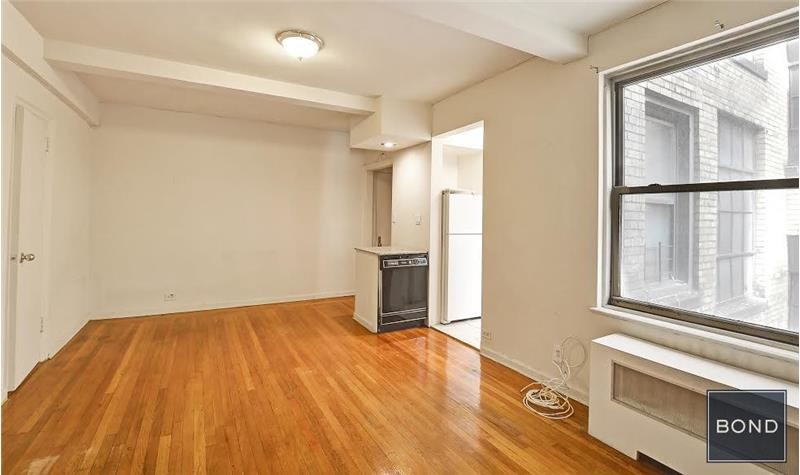 301 E 38th St-Unit -4L in New York, NY - Building Photo
