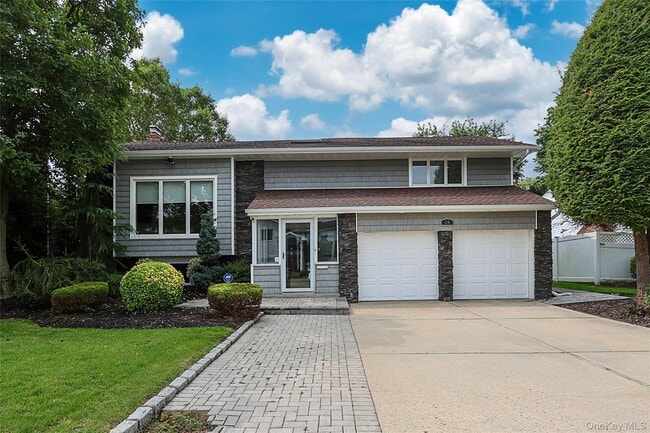 14 Glenn Dr in Woodbury, NY - Building Photo - Building Photo
