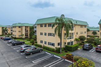 Colonial Club Condos in Boynton Beach, FL - Building Photo - Building Photo