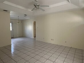 1200 Violet Ave, Unit A in McAllen, TX - Foto de edificio - Building Photo