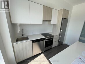 203-203 College St in Toronto, ON - Building Photo - Building Photo