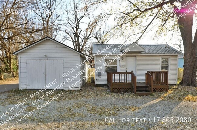 property at 916 N Kansas Expy