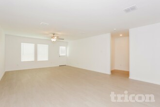 1348 Amapola Dr in Haslet, TX - Foto de edificio - Building Photo