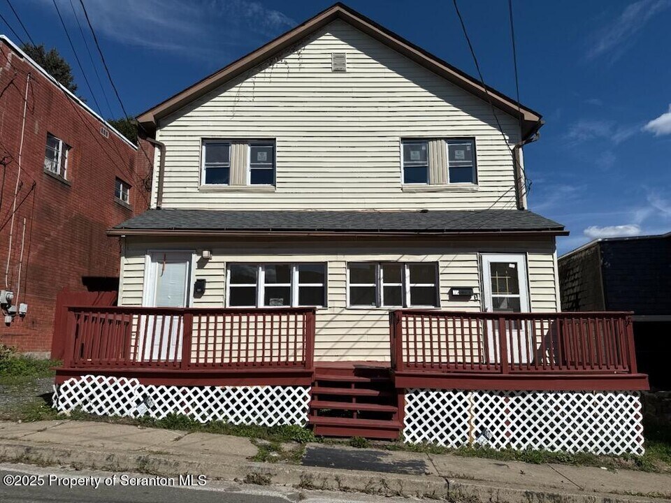 210-212 Center Ave in Plymouth, PA - Building Photo