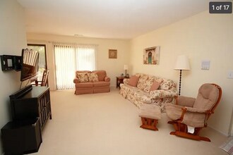 402 Pinetree Ln, Unit C2 in Schaumburg, IL - Building Photo - Building Photo