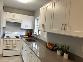 317 Lake Evelyn Dr, Unit 317 Lake Evelyn Drive in West Palm Beach, FL - Building Photo