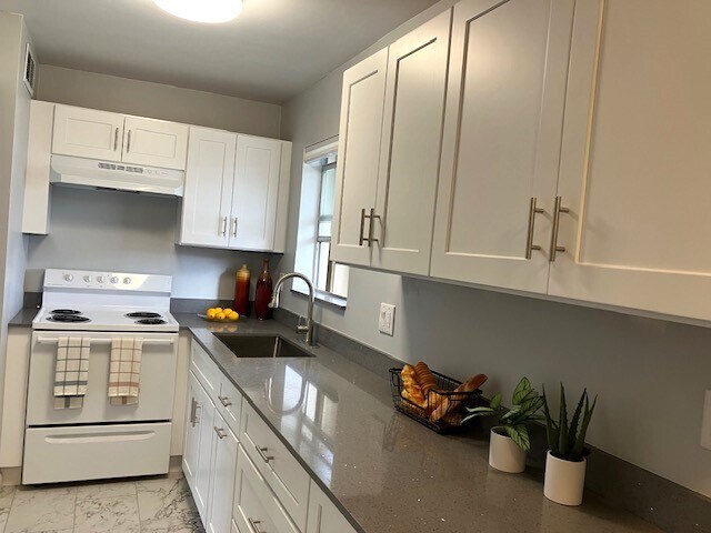 317 Lake Evelyn Dr, Unit 317 Lake Evelyn Drive in West Palm Beach, FL - Building Photo