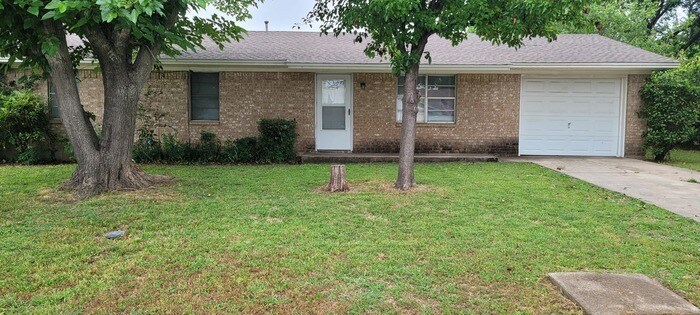 326 S Sealy Ave in Justin, TX - Building Photo