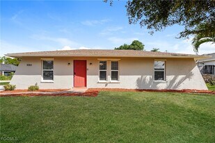 9083 Henry Rd in Ft. Myers, FL - Building Photo