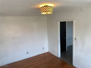 4889 Turney Rd in Garfield Heights, OH - Foto de edificio - Building Photo