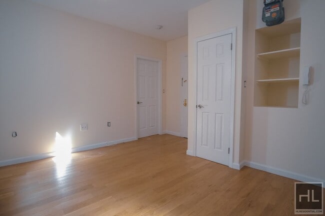 AMAZING STUDIO APARTMENT!! AMAZING DEAL! W in New York, NY - Building Photo - Building Photo