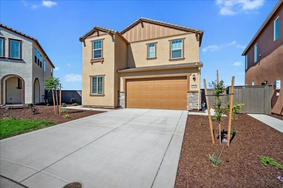 2043 Lava Rdg Ct in Plumas Lake, CA - Building Photo
