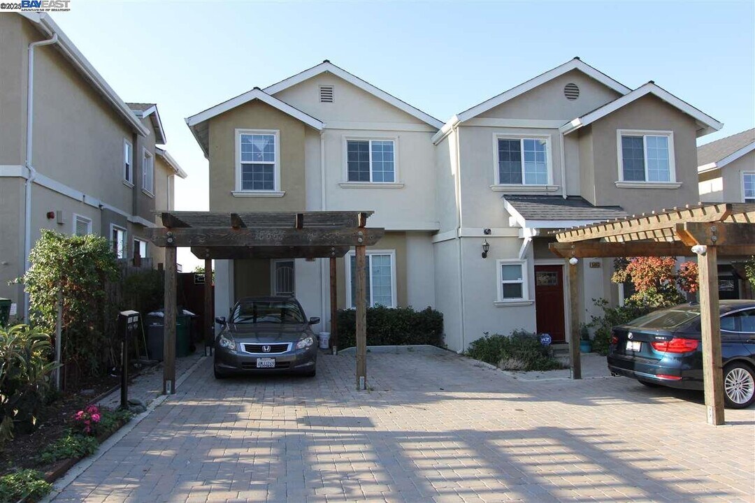 15667 Liberty St in San Leandro, CA - Building Photo