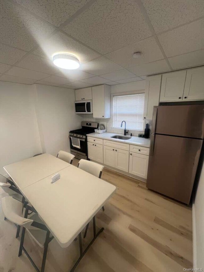 223 S 8th St in Lindenhurst, NY - Building Photo - Building Photo