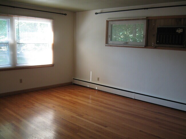 4926 Ascot Ln, Unit 1st floor Unit #2 in Madison, WI - Foto de edificio - Building Photo