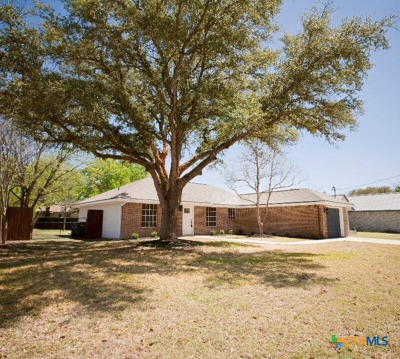 927 Lipan Dr in New Braunfels, TX - Building Photo