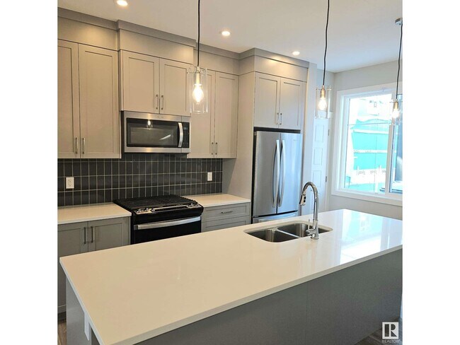 6905 25 Ave SW in Edmonton, AB - Building Photo - Building Photo