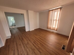 1574 SE Sherrett Street in Portland, OR - Foto de edificio - Building Photo