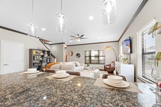 Heron on Hausman in San Antonio, TX - Foto de edificio - Building Photo