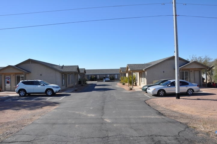 15650 S Sunland Gin Rd in Arizona City, AZ - Foto de edificio