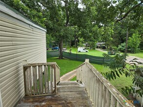 55 Brieger Rd in Gonzales, TX - Foto de edificio - Building Photo