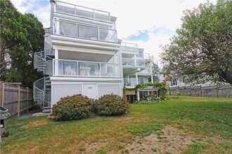 249 Tuckerman Ave in Middletown, RI - Building Photo - Building Photo