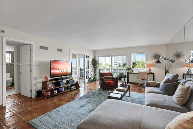 1662 Lincoln Ct-Unit -405 in Miami Beach, FL - Building Photo - Building Photo