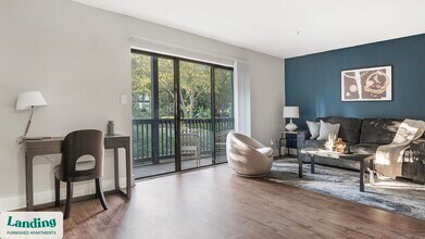 2000 E Lake Pkwy in Marietta, GA - Foto de edificio - Building Photo