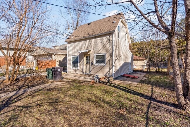 309 W 10th St in Cedar Falls, IA - Building Photo - Building Photo