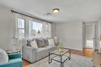 76 Dunboy St, Unit 2 in Boston, MA - Foto de edificio - Building Photo