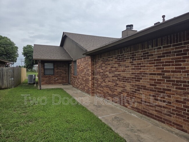 507 Peppertree Ln in Midwest City, OK - Building Photo - Building Photo