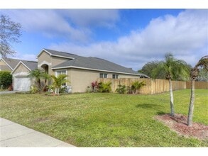 4635 Whispering Wind Ave in Tampa, FL - Building Photo - Building Photo