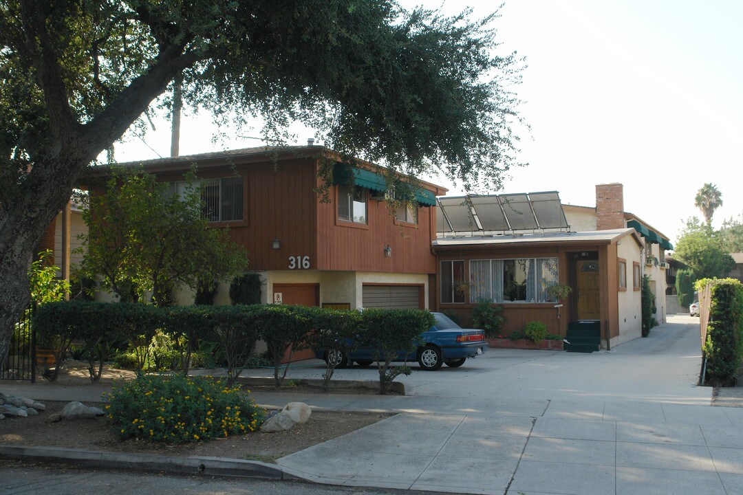 316 E Live Oak St in San Gabriel, CA - Foto de edificio