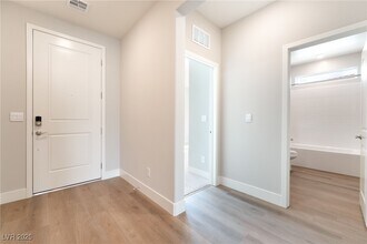 1044 Forest Falcon Dr in Henderson, NV - Building Photo - Building Photo