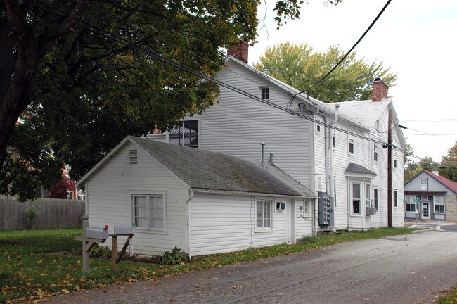 10 W Main St in Fairfield, PA - Foto de edificio - Building Photo