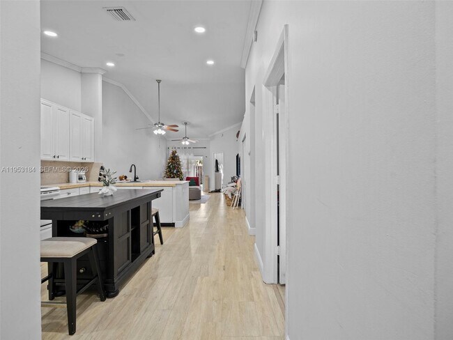 11065 NW 38th Pl in Sunrise, FL - Building Photo - Building Photo