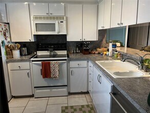 1522 Whitehall Dr in Davie, FL - Building Photo - Building Photo