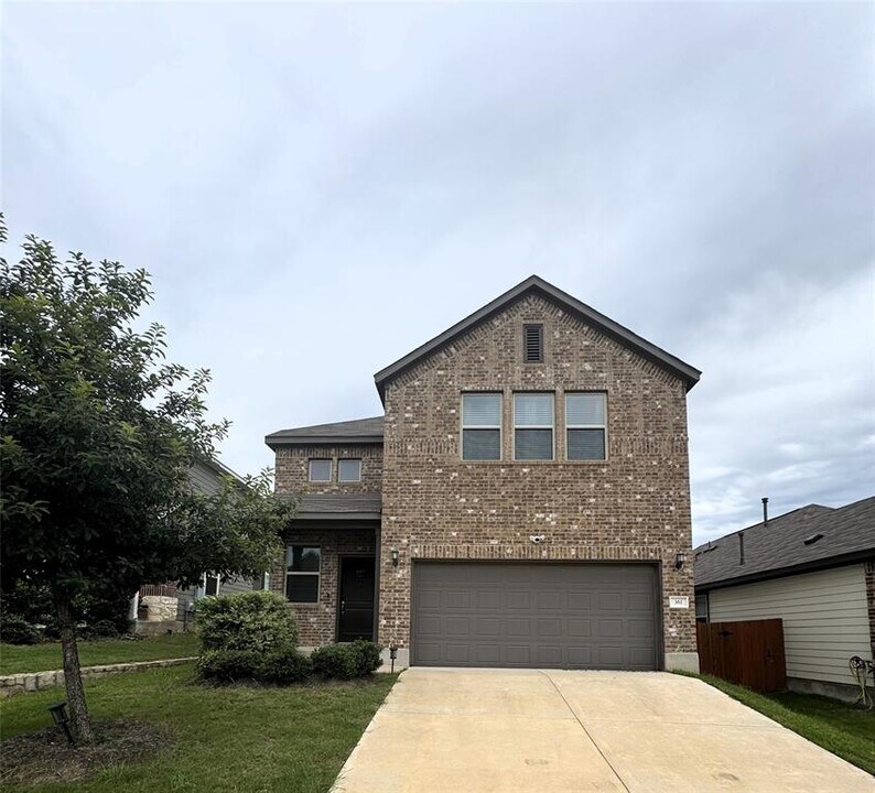 361 Silktassel Way in Mustang Ridge, TX - Building Photo