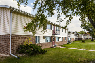 Village Apartments (St. Pt.) in Stevens Point, WI - Foto de edificio - Building Photo