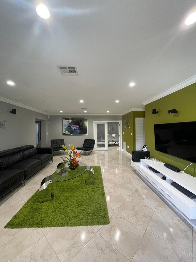 584 Vossler Ave in West Palm Beach, FL - Building Photo - Building Photo