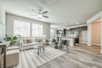 1437 E Via Viola Way in Fresno, CA - Building Photo - Building Photo