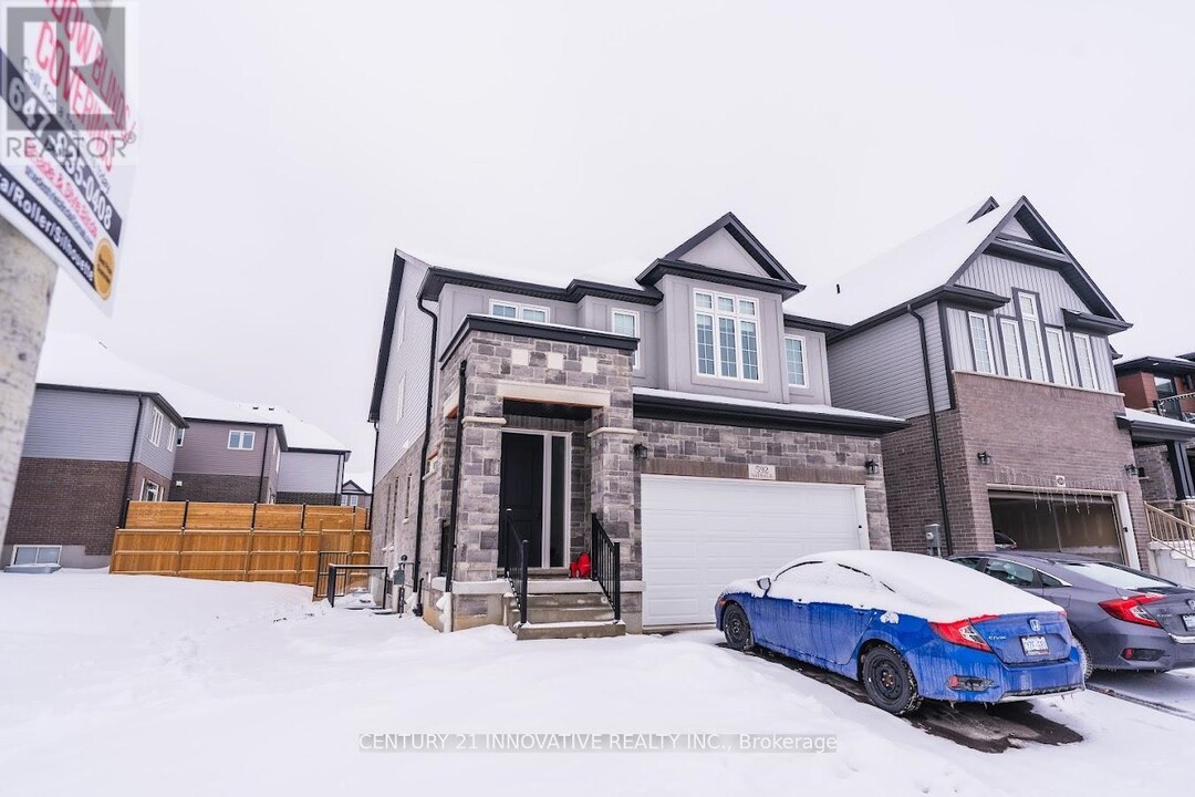 592 Nathalie Cres in Kitchener, ON - Building Photo