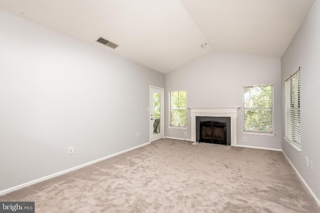 6011 Rosebud Ln in Centreville, VA - Foto de edificio - Building Photo