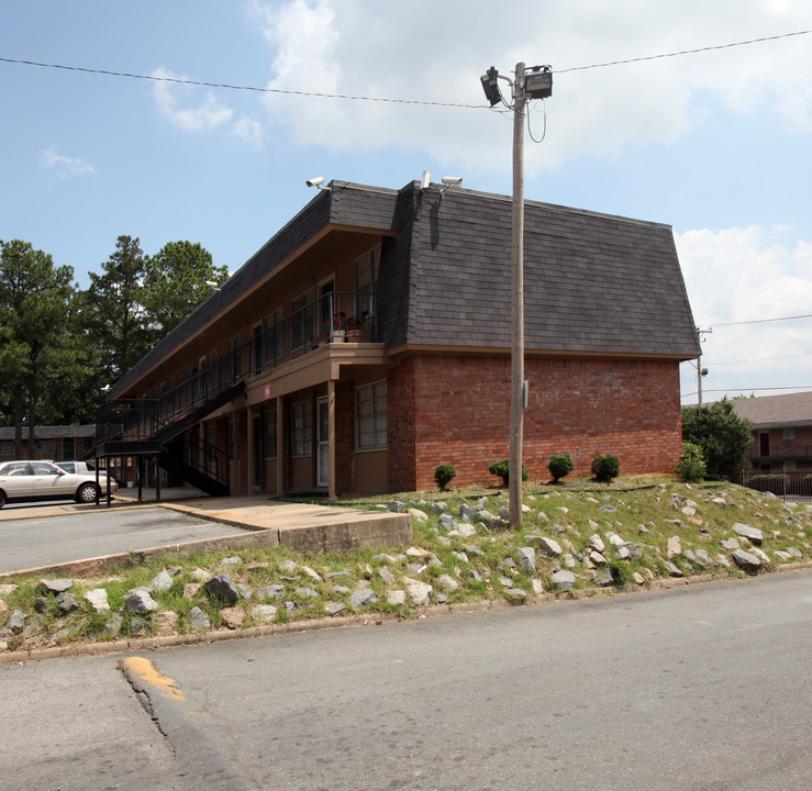 West Plaza Apartments in Little Rock, AR - Building Photo