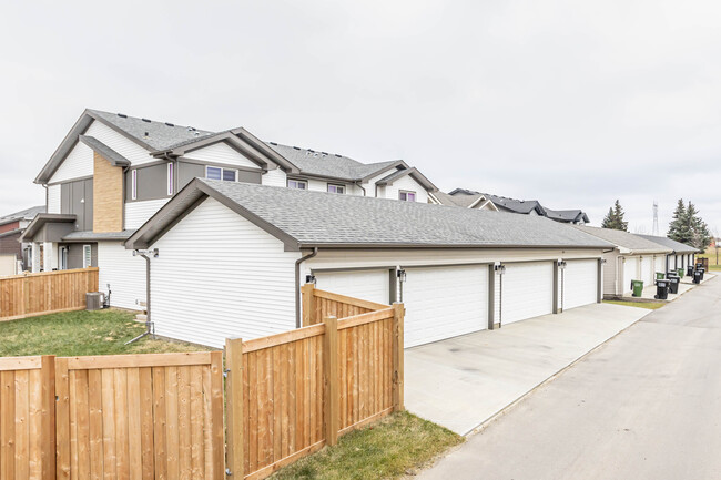 5314 Lark Landng NW in Edmonton, AB - Building Photo - Building Photo