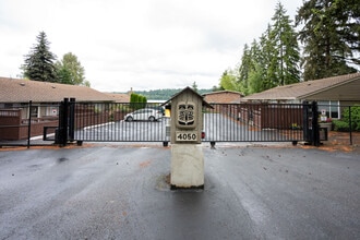 Toketi Lakeshore in Redmond, WA - Foto de edificio - Building Photo