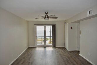 215 Beach St, Unit 3D in West Haven, CT - Building Photo - Building Photo