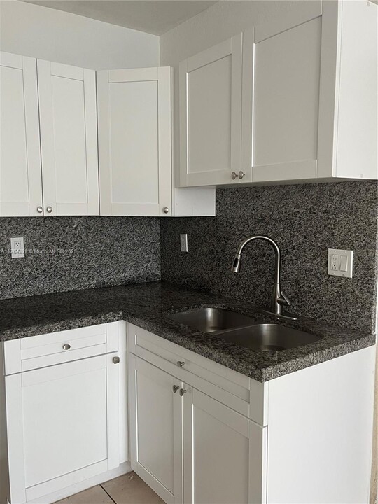 3250 NW 47th St in Miami, FL - Building Photo