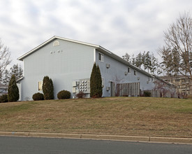 1819 Industrial St in Hudson, WI - Foto de edificio - Building Photo