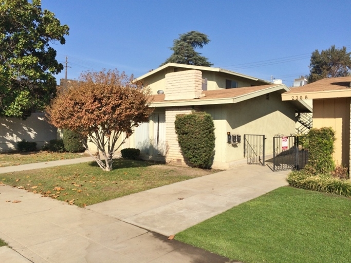 2316 17th St in Bakersfield, CA - Building Photo